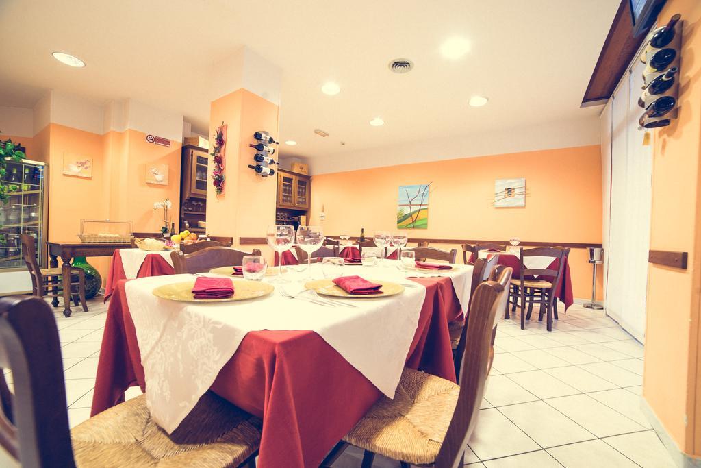Hotel La Gaietta Millesimo Bagian luar foto